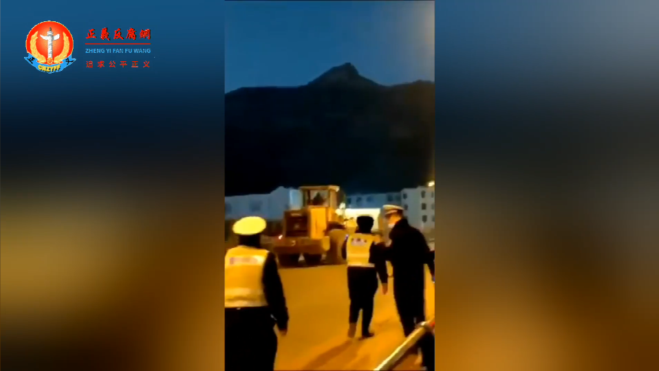 山东泰安市一名男子开着铲车冲上街头,直接朝市政府方向开去,一大批警察和特警在铲车后面跑着追赶拦截。.png 山东泰安市一名男子开着铲车冲上街头,直接朝市政府方向开去,一大批警察和特警在铲车后面跑着追赶拦截。.png