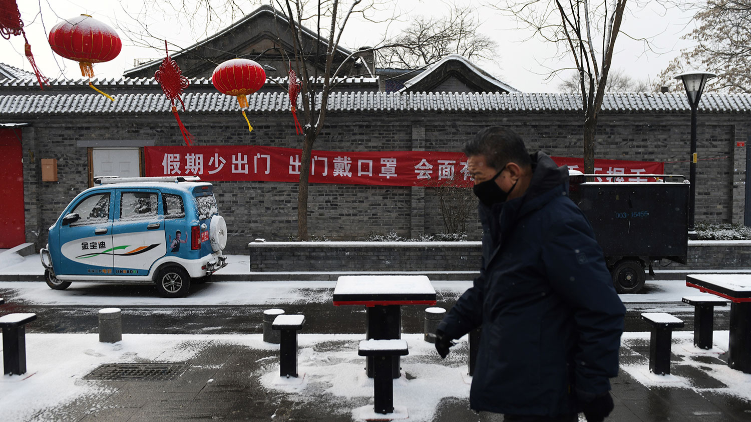 疫情之下,第一个彻底归零的行业挂红灯笼贴春联的余丰里民宿,目前已经大门紧闭。图为2020年2月5日,北京一条小巷挂着横幅标语:假期少出门,出门戴口罩....。.jpg 疫情之下,第一个彻底归零的行业挂红灯笼贴春联的余丰里民宿,目前已经大门紧闭。图为2020年2月5日,北京一条小巷挂着横幅标语:假期少出门,出门戴口罩....。.jpg