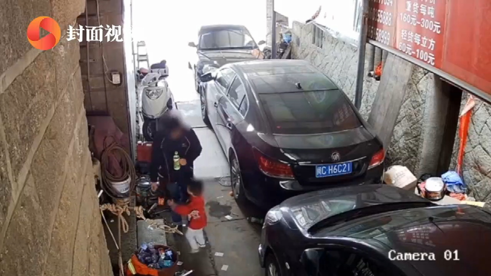 洗车工给2岁幼童喂清洗剂 孩子喝完呕吐.png 洗车工给2岁幼童喂清洗剂 孩子喝完呕吐.png