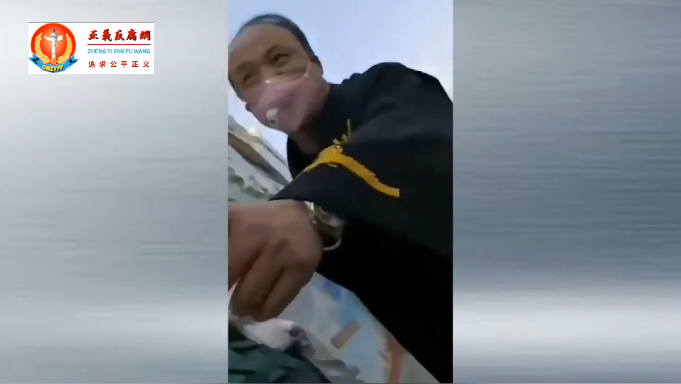 1 張家口這位法官先是下意識的揪袖口不想讓手錶露出來.png