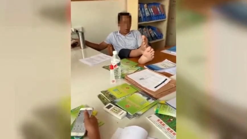 村支书用脚“接待”村民 真相原来是这样.png 村支书用脚“接待”村民 真相原来是这样.png