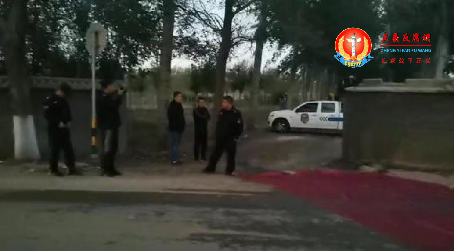 天津一种植大户在抢收玉米时,被城管指作业车辆轮胎带泥“污染了路面”,他被逼在农田与村道交接处铺设地毯。.png 天津一种植大户在抢收玉米时,被城管指作业车辆轮胎带泥“污染了路面”,他被逼在农田与村道交接处铺设地毯。.png