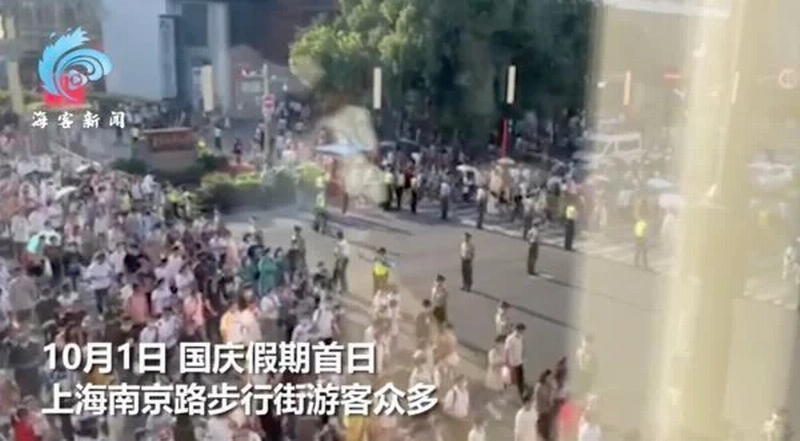 武警在上海南京步行街拉人墙.png 武警在上海南京步行街拉人墙.png