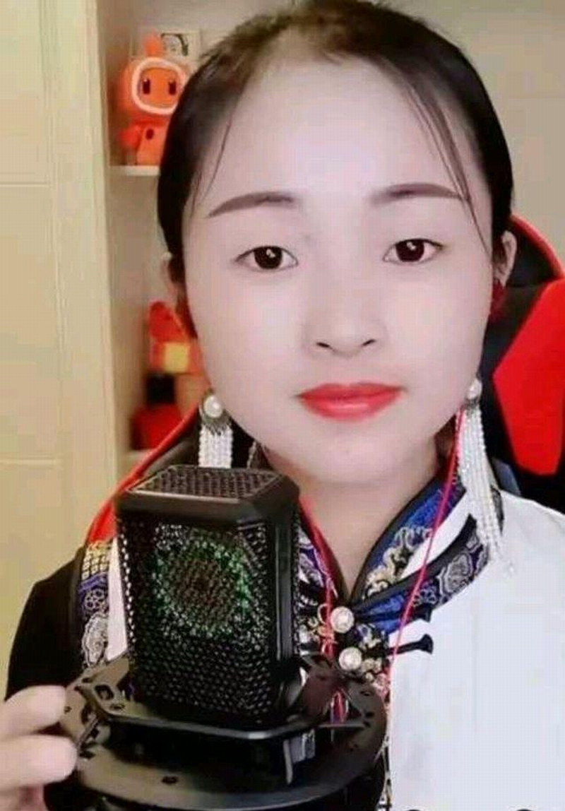 24岁的知名网红“草原公主”一张近照。.png 24岁的知名网红“草原公主”一张近照。.png