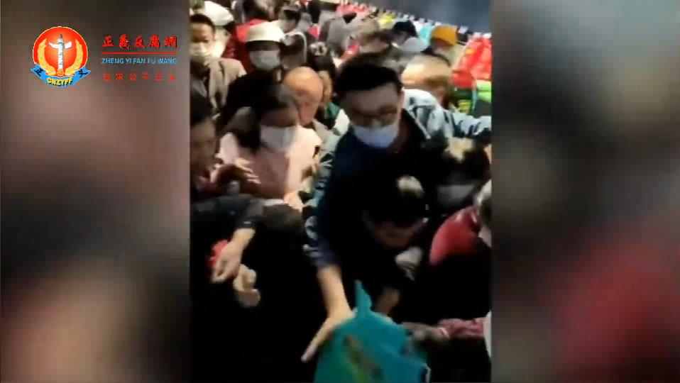 全国多地出现抢购潮,一些大型超市内出现市民抢购物大打出手的场面。.png 全国多地出现抢购潮,一些大型超市内出现市民抢购物大打出手的场面。.png