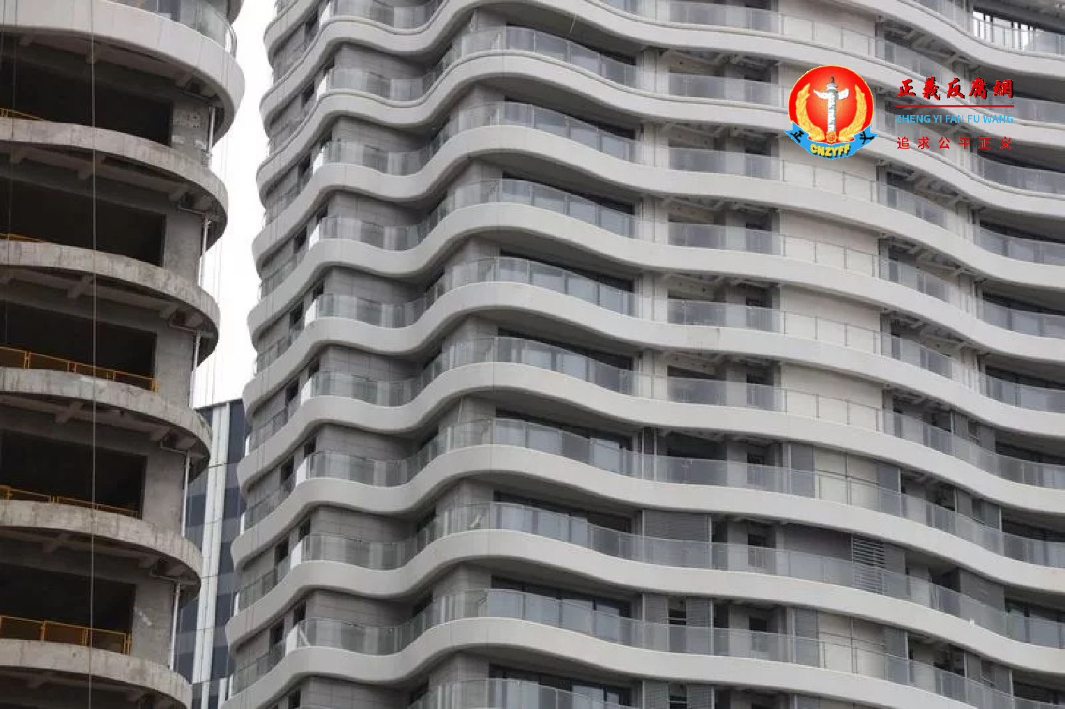 55层成为上海住宅第一高,而浦城小区与世茂滨江花园是相邻而建的。.png 55层成为上海住宅第一高,而浦城小区与世茂滨江花园是相邻而建的。.png