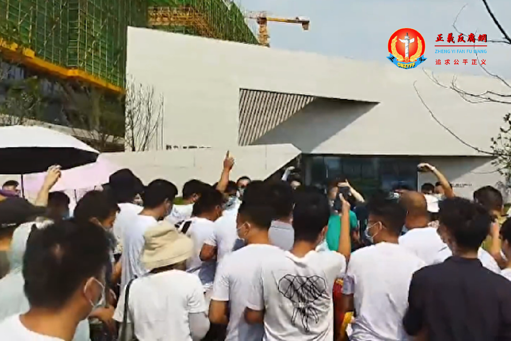 江西最大房企新力集团称无力偿还明年1月到期的美元债。图为8月22日,南昌新力城二期业主前往售楼处维权。.png 江西最大房企新力集团称无力偿还明年1月到期的美元债。图为8月22日,南昌新力城二期业主前往售楼处维权。.png