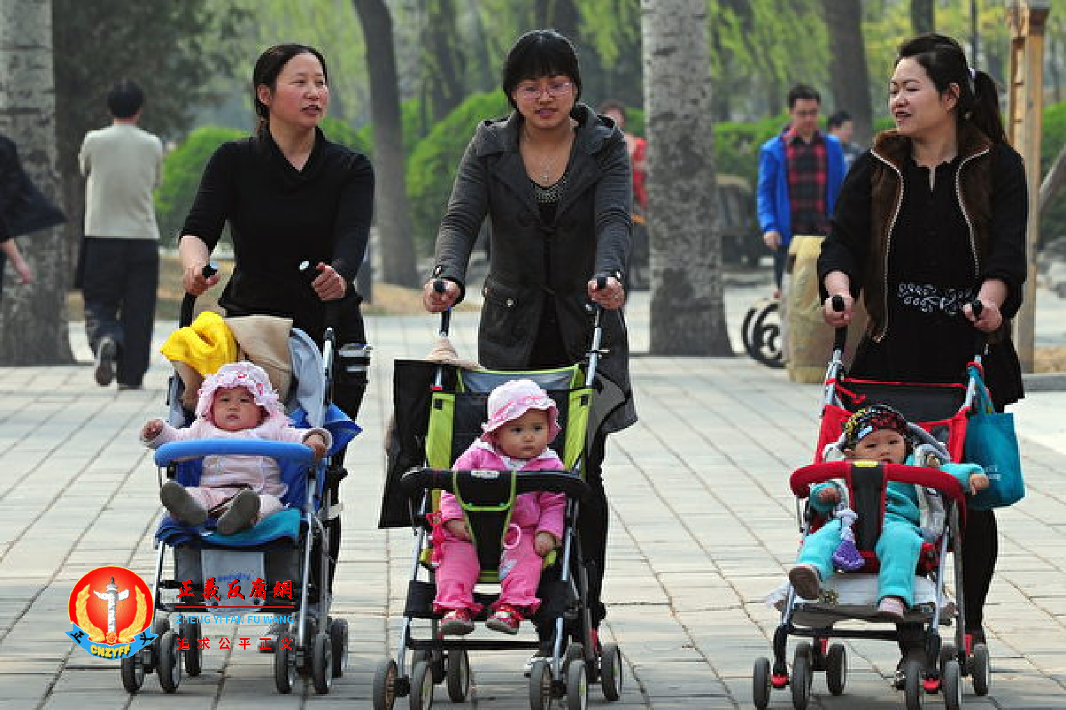 官方宣布三孩生育政策,一些批评人士质疑政府为何不完全解除限制。.png 官方宣布三孩生育政策,一些批评人士质疑政府为何不完全解除限制。.png