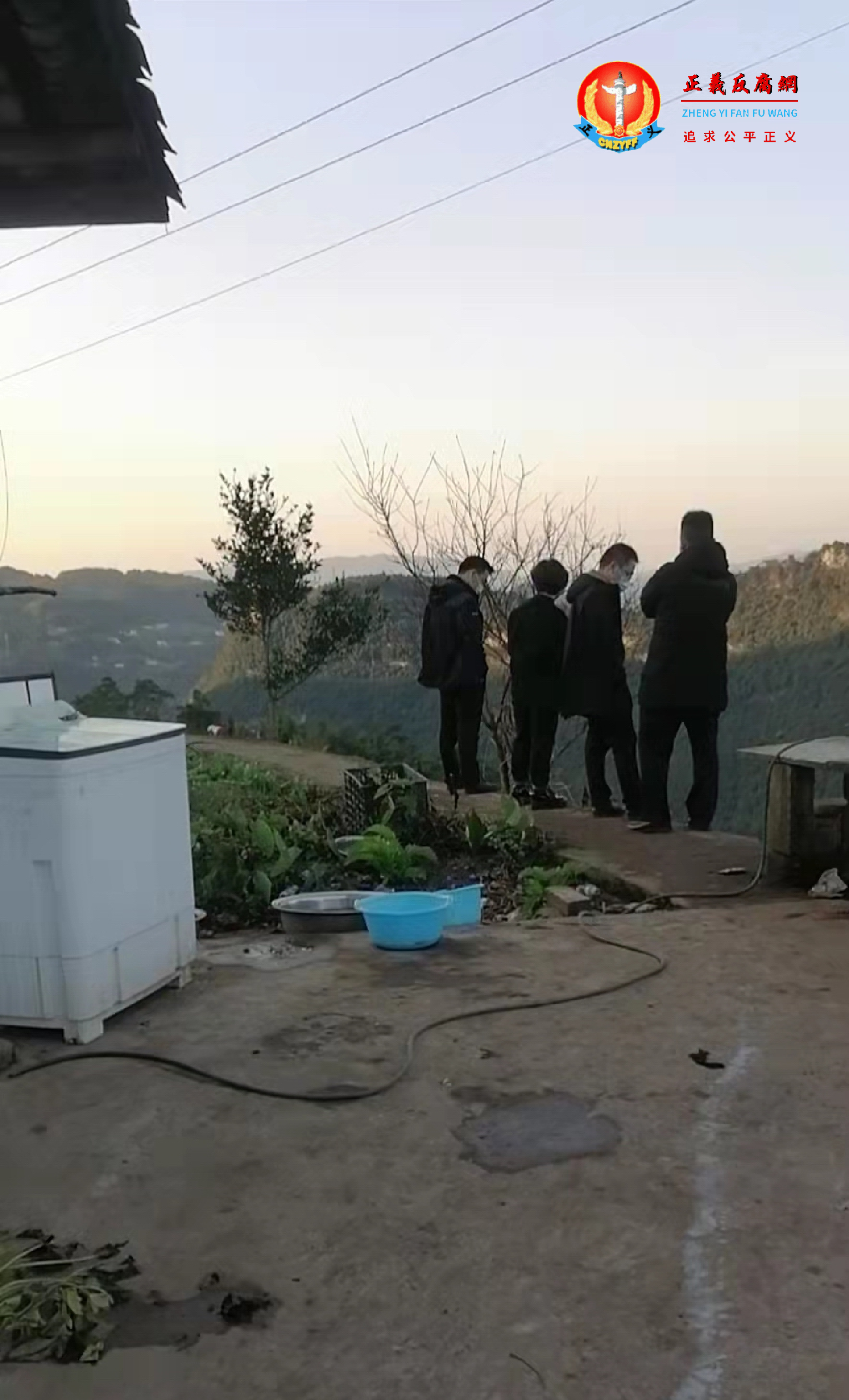 2021年11月30日,镇政府的人和派出所所长到余仿堂家。.png 2021年11月30日,镇政府的人和派出所所长到余仿堂家。.png