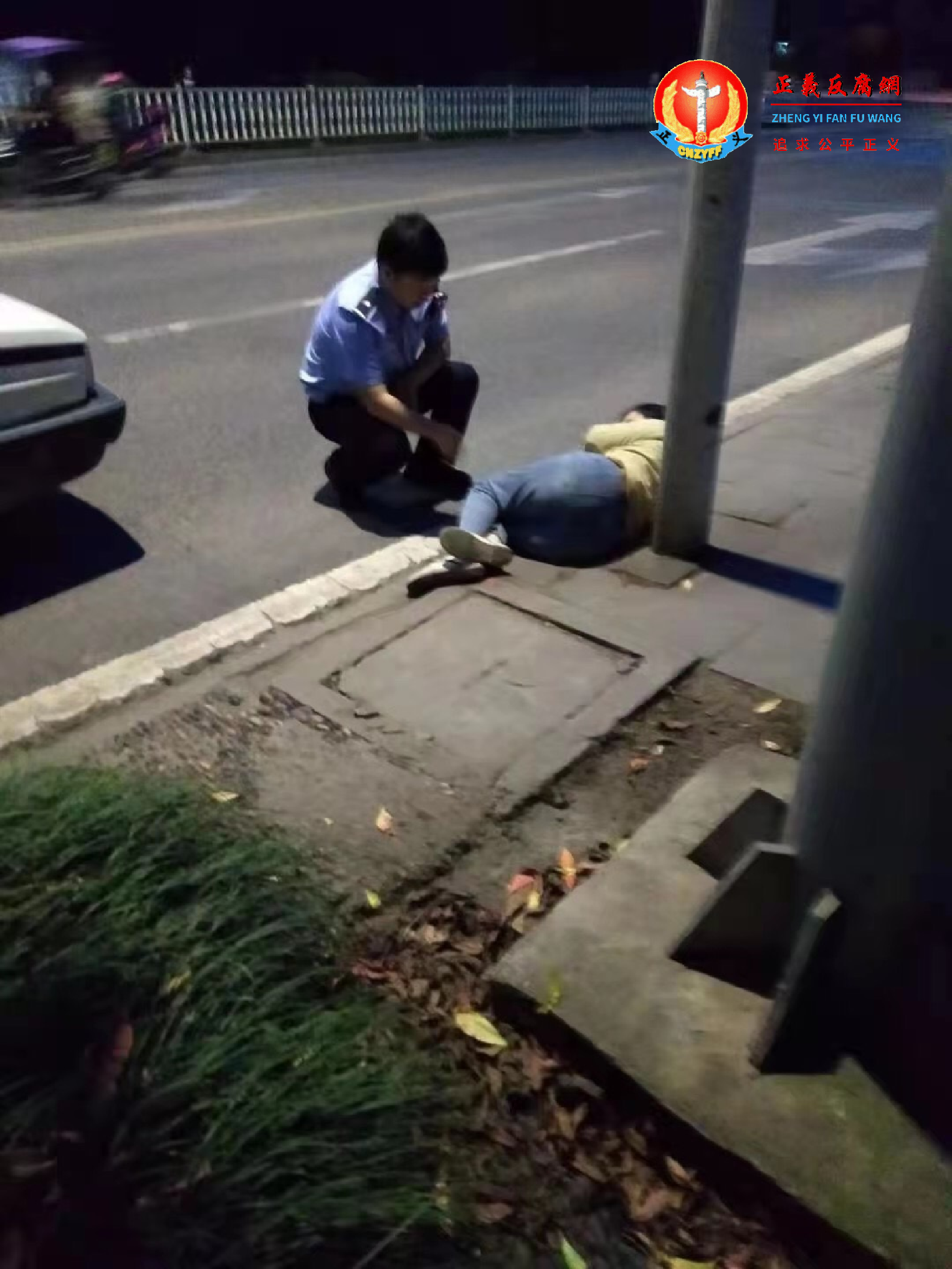 访民邹茂淑被打伤后遭弃置邀外马路边。.png 访民邹茂淑被打伤后遭弃置邀外马路边。.png