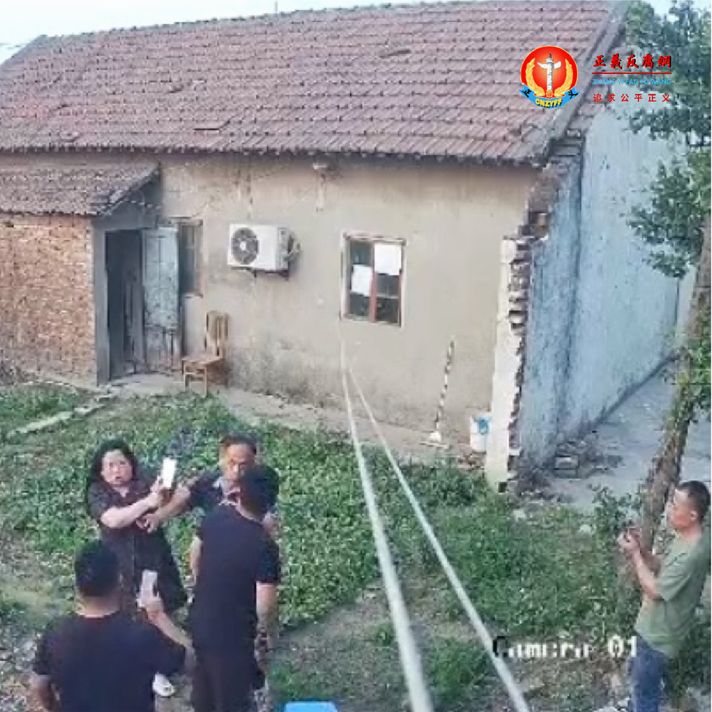 因长期受到限制人身自由,瞿华夫妻气愤地要跟地方政府派来监视他们的人员拚命。.png 因长期受到限制人身自由,瞿华夫妻气愤地要跟地方政府派来监视他们的人员拚命。.png