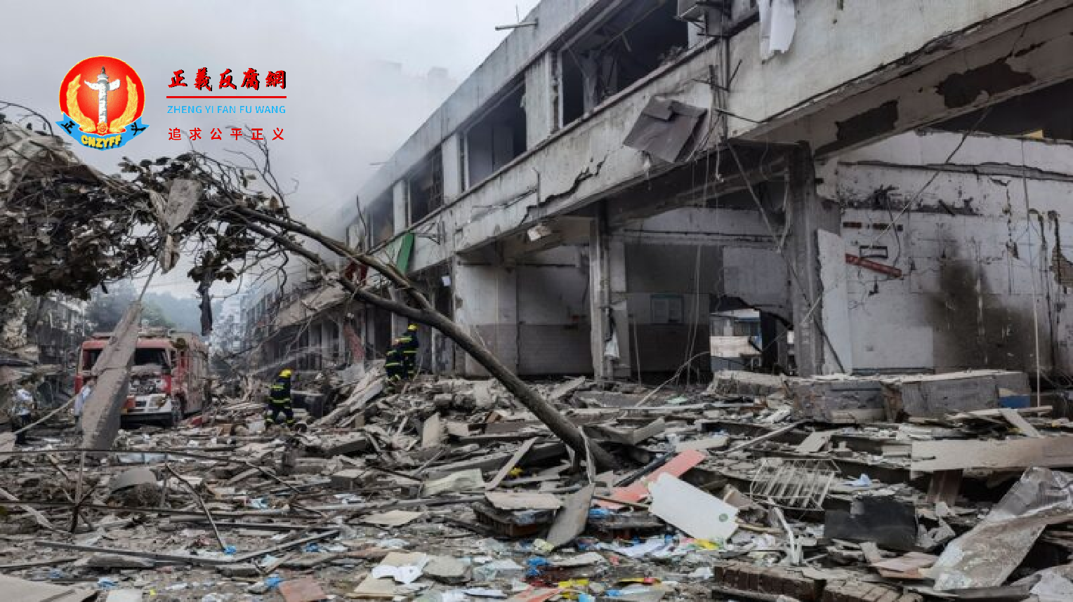 6月13日早上,湖北十堰市张湾区艳湖社区集贸市场发生天然气爆炸,至少150死伤。图为救援人员在搜救伤员。.png 6月13日早上,湖北十堰市张湾区艳湖社区集贸市场发生天然气爆炸,至少150死伤。图为救援人员在搜救伤员。.png