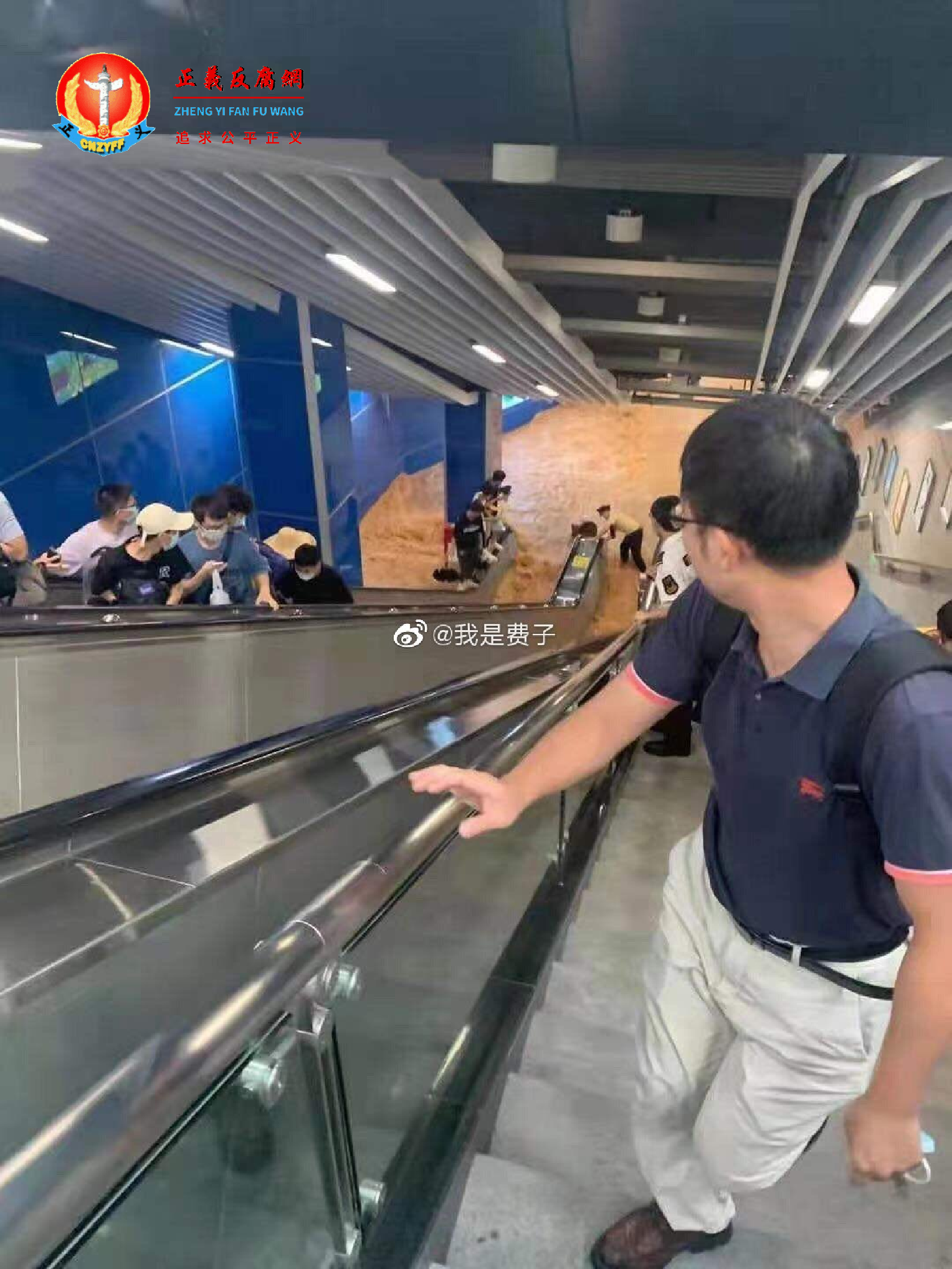 市民从地铁站里匆忙逃出。.png 市民从地铁站里匆忙逃出。.png