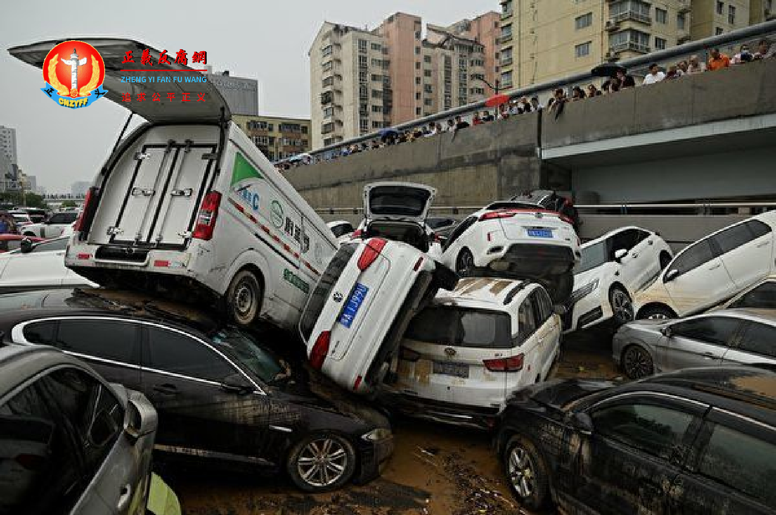 图为2021年7月22日郑州一隧道前堆积的汽车。.png 图为2021年7月22日郑州一隧道前堆积的汽车。.png