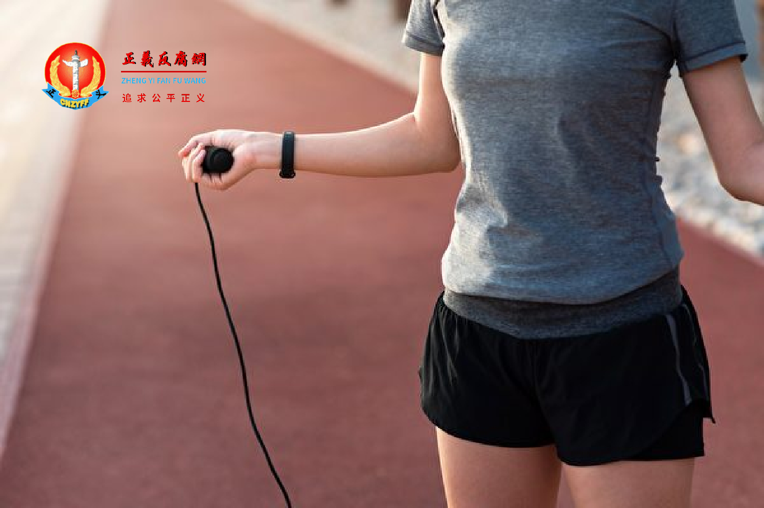 浙江杭州一名妈妈要求13岁女儿每天跳绳3,000下,以便长高一点。图为一名女子在跳绳,与本文无关。.png 浙江杭州一名妈妈要求13岁女儿每天跳绳3,000下,以便长高一点。图为一名女子在跳绳,与本文无关。.png