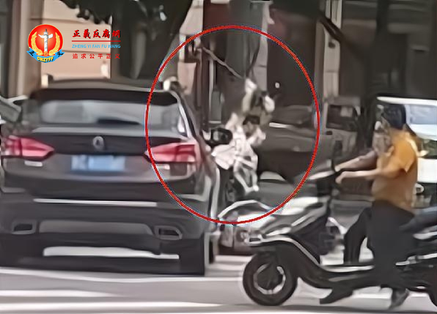 瑞安市塘下镇广场东路一酒店附近案发现场,小客车司机下车从车尾箱拿出长棍狂殴对方。.png 瑞安市塘下镇广场东路一酒店附近案发现场,小客车司机下车从车尾箱拿出长棍狂殴对方。.png