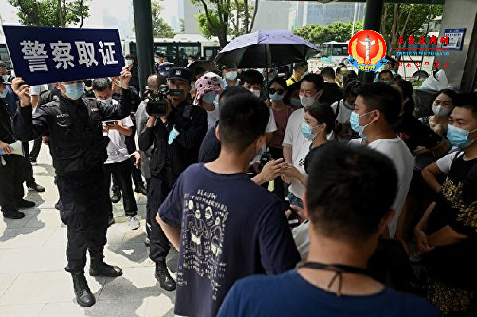 恒大财富金融商品违约,受害人急求兑付遭拒。2021年9月16日,受害人在恒大深圳总部大楼前维权。.png 恒大财富金融商品违约,受害人急求兑付遭拒。2021年9月16日,受害人在恒大深圳总部大楼前维权。.png