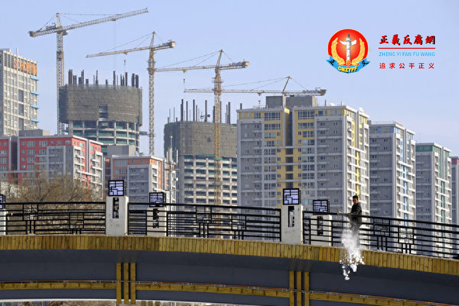 距离北京近30公里的河北燕郊,曾经红火的房产中介店铺门可罗雀,“中介一条街”已名存实亡。图为北京公寓大楼。.png 距离北京近30公里的河北燕郊,曾经红火的房产中介店铺门可罗雀,“中介一条街”已名存实亡。图为北京公寓大楼。.png