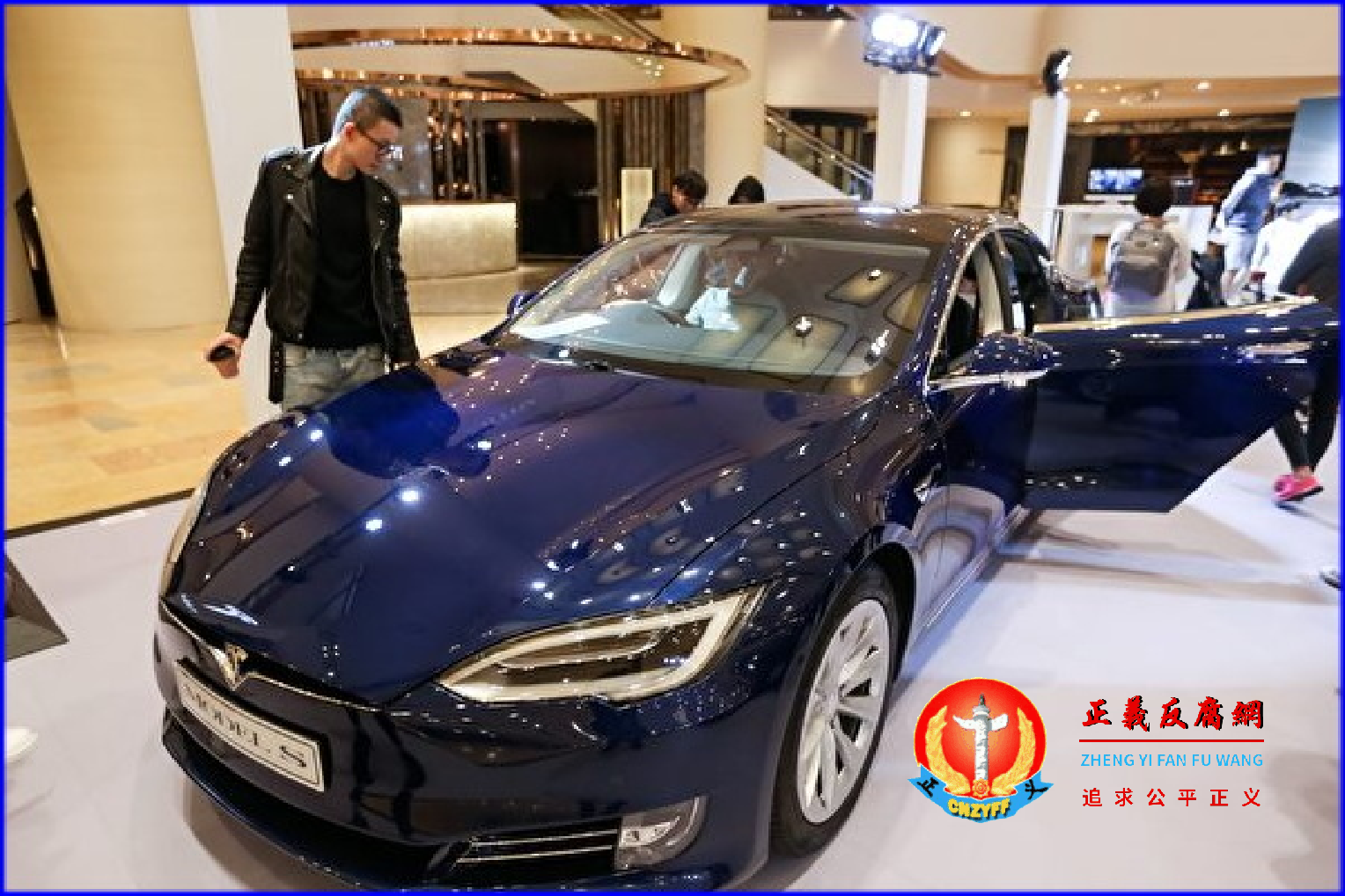 图为2019年3月10日,香港一家购物中心正在展示一辆特斯拉(Tesla)Model S电动车。.png 图为2019年3月10日,香港一家购物中心正在展示一辆特斯拉(Tesla)Model S电动车。.png