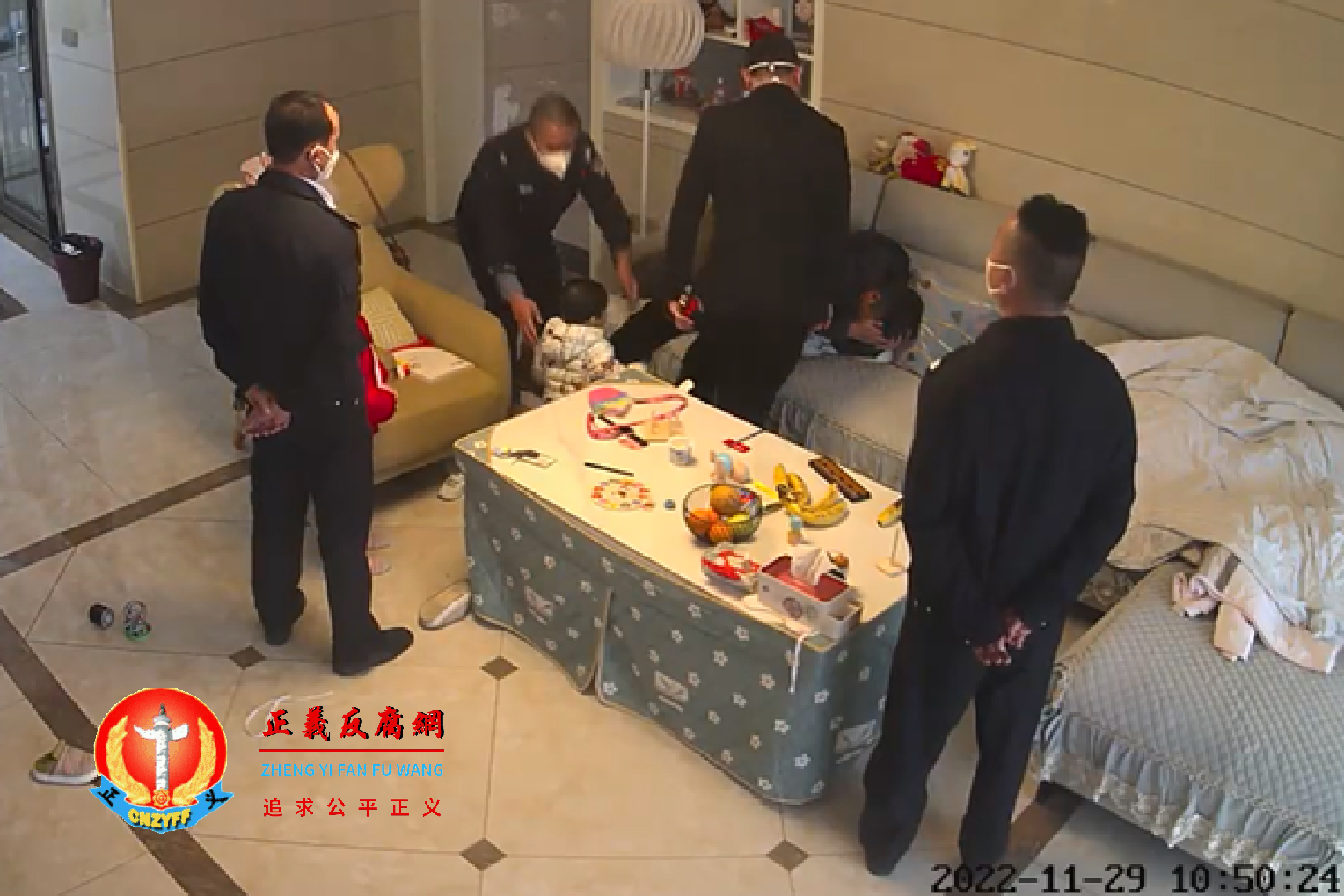 湖南浏阳市荷花街道办事处社会治安综合治理中心主任廖勇带领三名警察闯入一处民宅殴打居民。.png 湖南浏阳市荷花街道办事处社会治安综合治理中心主任廖勇带领三名警察闯入一处民宅殴打居民。.png