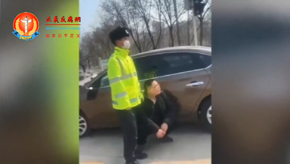 肇事司机蹲在地上.png 肇事司机蹲在地上.png