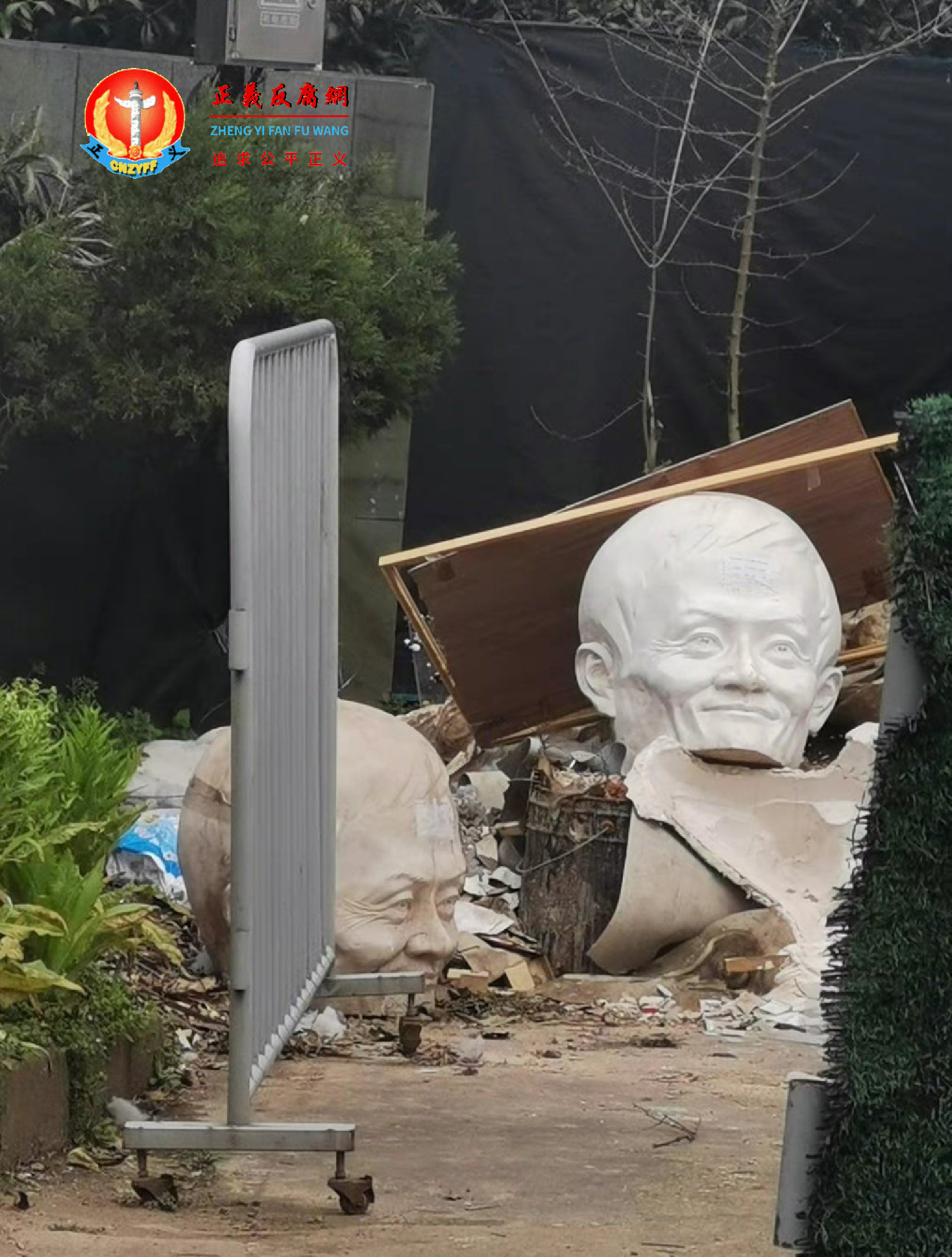 杭师大“马云”雕像被推倒?.png 杭师大“马云”雕像被推倒?.png