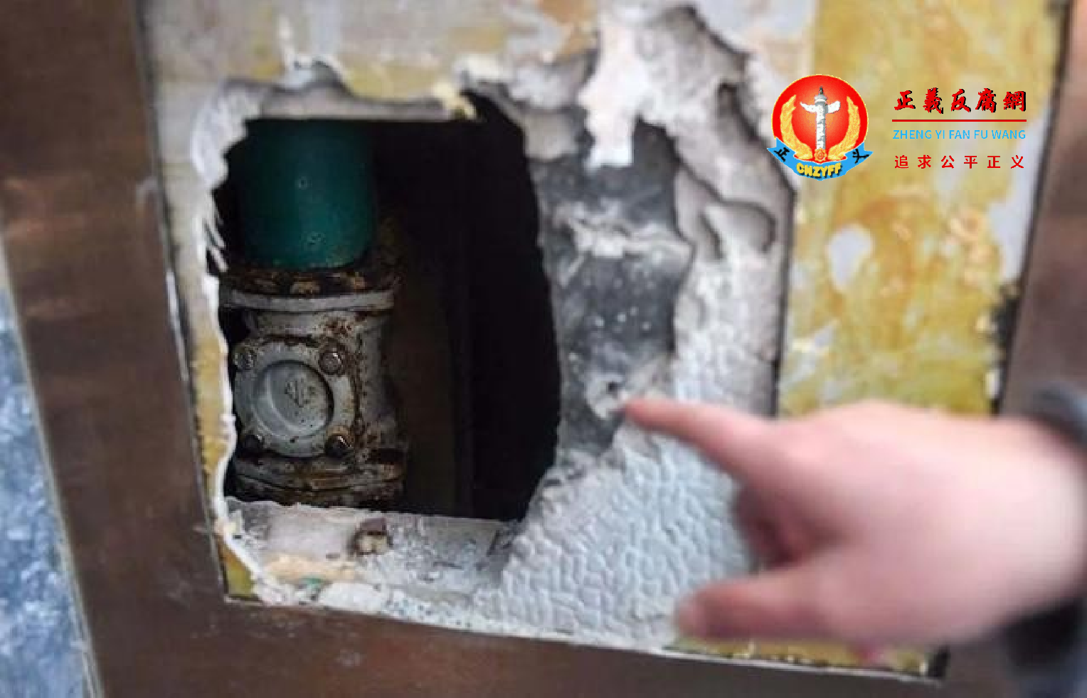 图为主卧卫生间淋浴房墙壁上挖出的大洞.png 图为主卧卫生间淋浴房墙壁上挖出的大洞.png