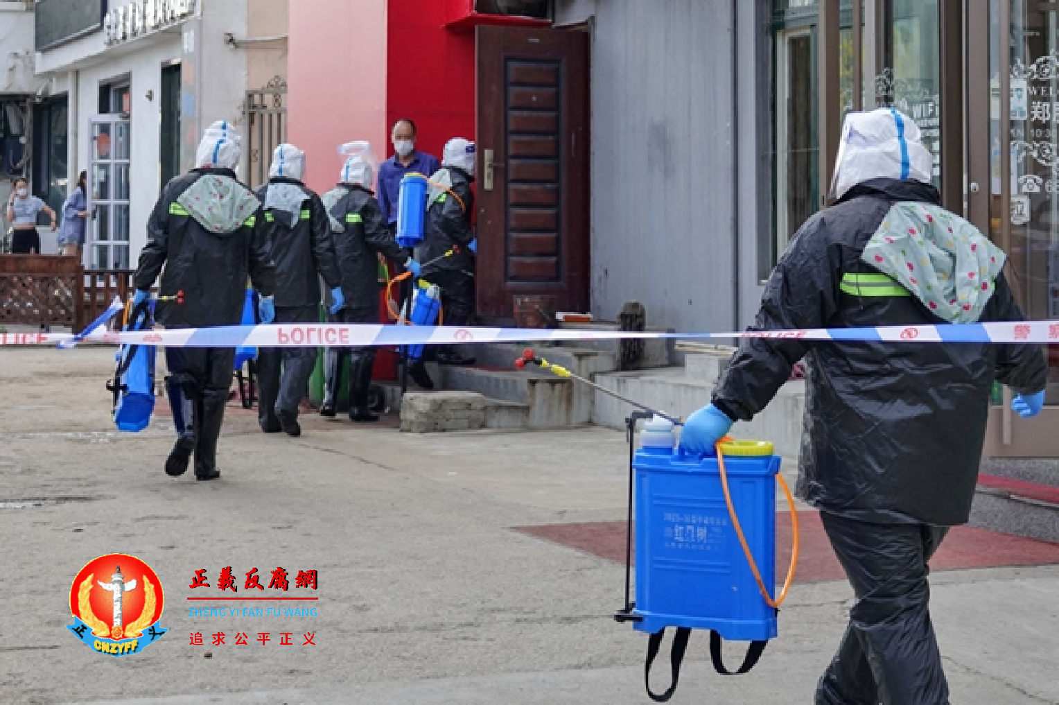 山东省防疫工作人员对一个居民小区进行消毒。.png 山东省防疫工作人员对一个居民小区进行消毒。.png