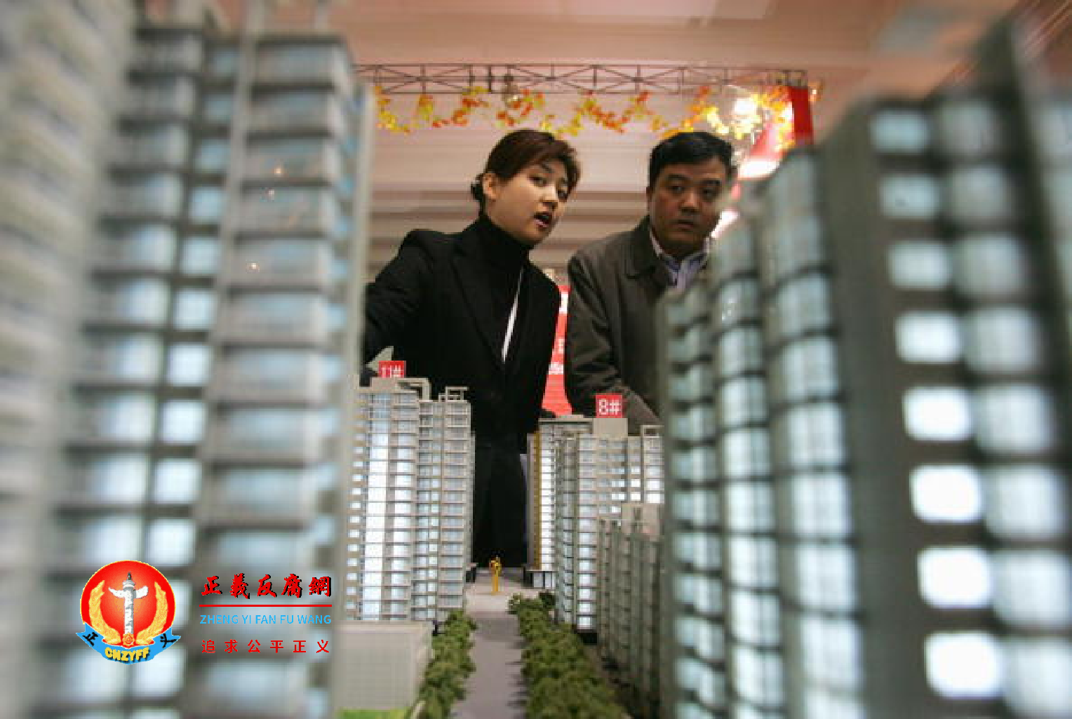 图为某房地产公司售楼中心.png 图为某房地产公司售楼中心.png