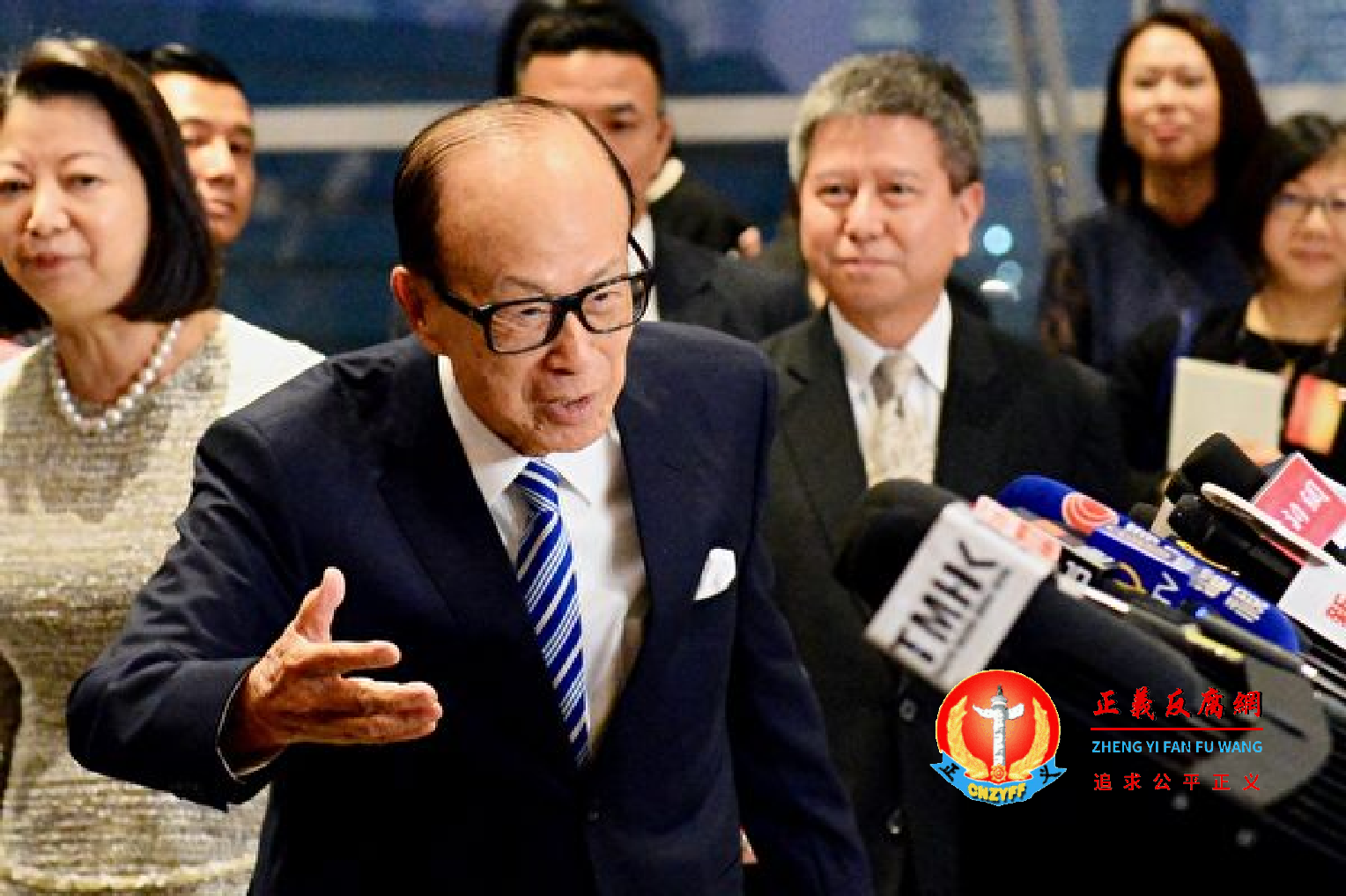 李嘉诚旗下公司时隔十年突然出现在中国的土地拍卖场,引发关注。图为2020年1月10日李嘉诚出席长江集团周年晚宴。.png 李嘉诚旗下公司时隔十年突然出现在中国的土地拍卖场,引发关注。图为2020年1月10日李嘉诚出席长江集团周年晚宴。.png