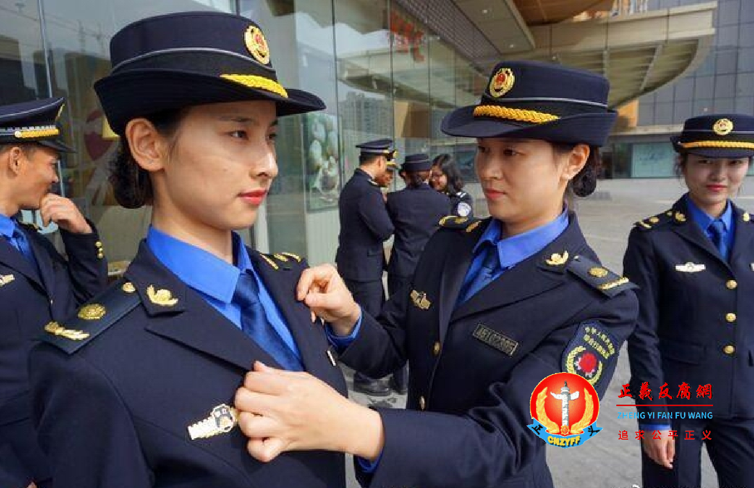 图为女子“城管队员”。示意图.png 图为女子“城管队员”。示意图.png