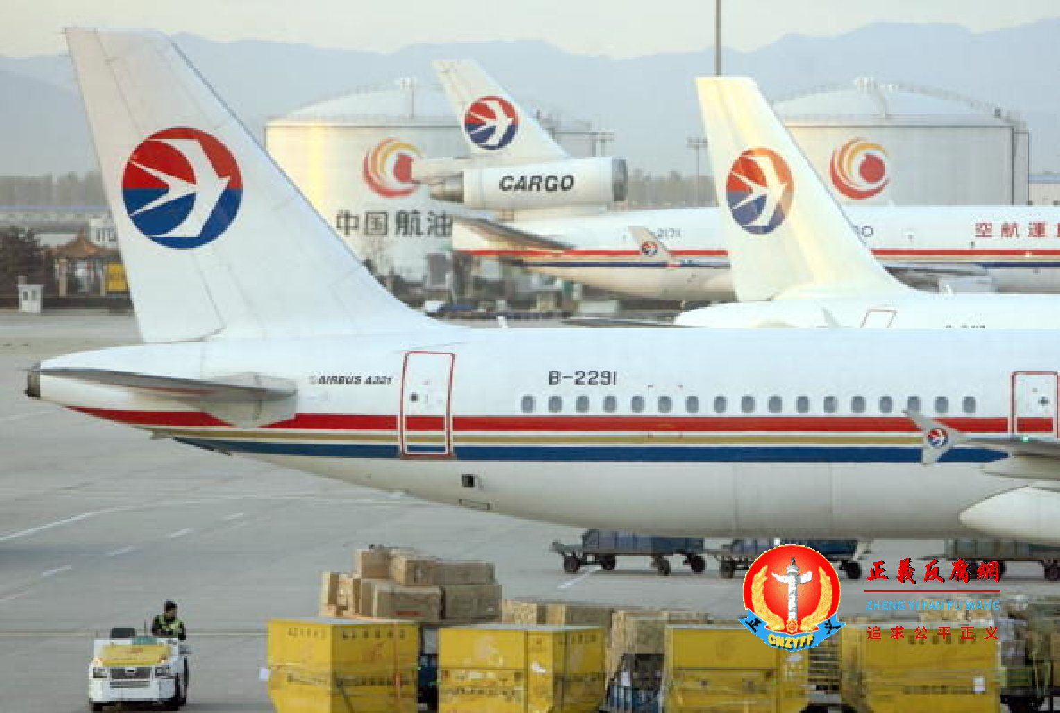 受疫情影响,中国民航业2021年亏损842.5亿元,比上年减亏187.1亿元。图为东方航空公司的飞机。.png 受疫情影响,中国民航业2021年亏损842.5亿元,比上年减亏187.1亿元。图为东方航空公司的飞机。.png