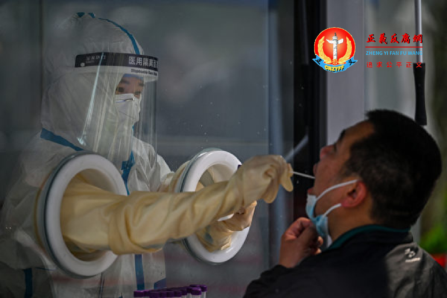 官方决定多地实施常态化检测,建立“15分钟核酸检测圈”。图为2022年5月27日上海街头实施检体采样。.png 官方决定多地实施常态化检测,建立“15分钟核酸检测圈”。图为2022年5月27日上海街头实施检体采样。.png