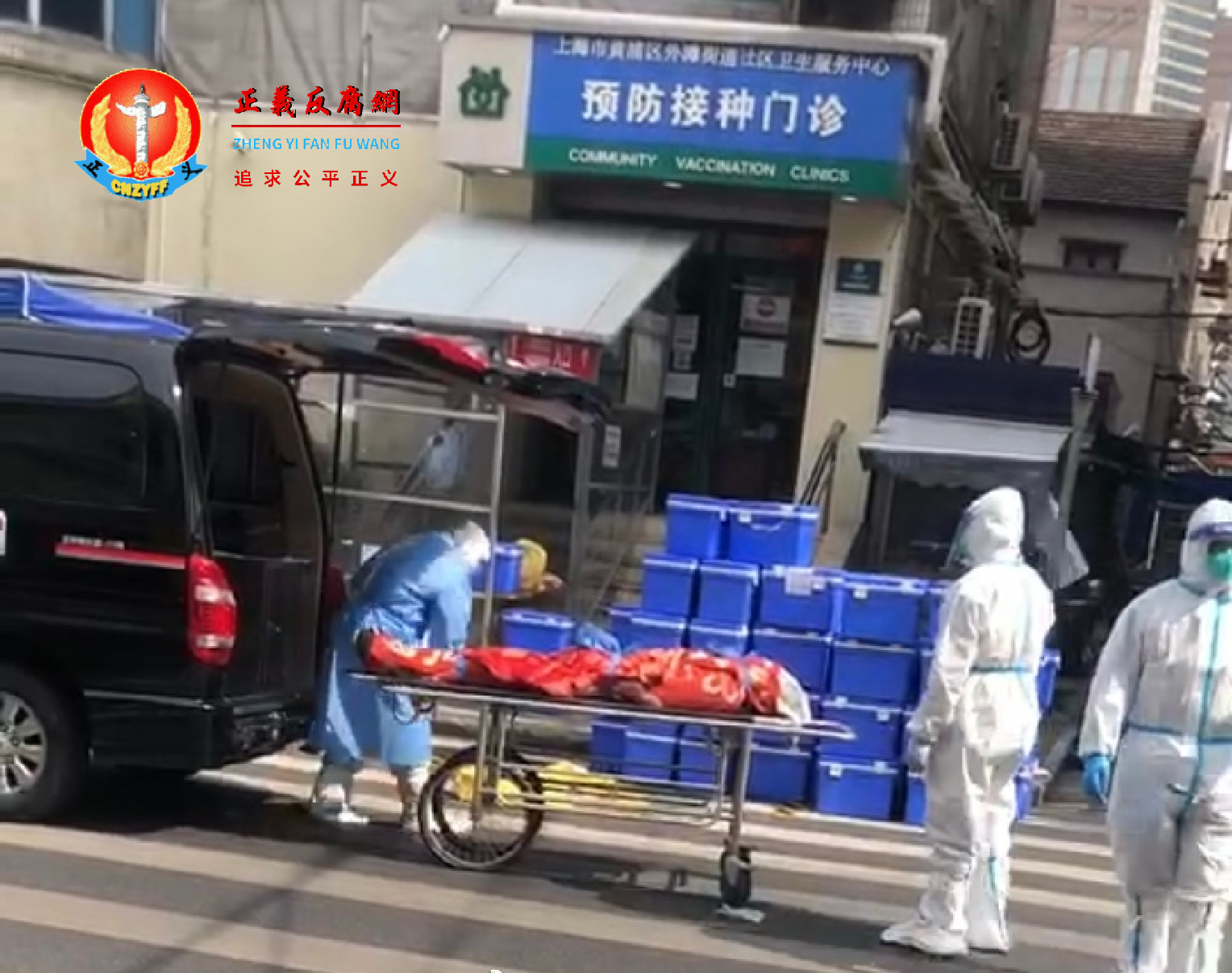 老人遭社区医院女护工殴打致死后被推出来时全身是被包裹住的,殡仪馆的工作人员让死者家属隔开一定距离拍摄记录.png 老人遭社区医院女护工殴打致死后被推出来时全身是被包裹住的,殡仪馆的工作人员让死者家属隔开一定距离拍摄记录.png