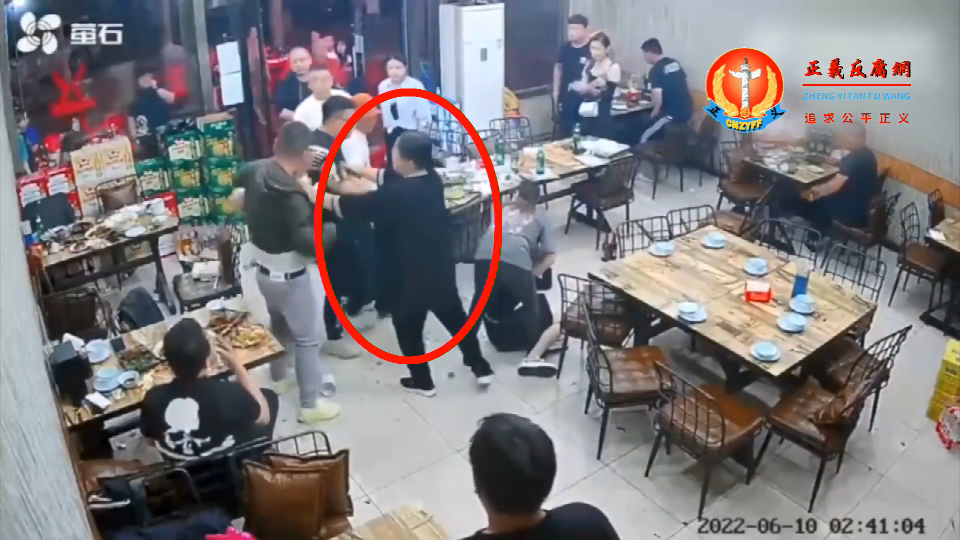 唐山老汉城烧烤店的老板娘:身穿黑衣的拉架女子,(红圈)就是自己。.png 唐山老汉城烧烤店的老板娘:身穿黑衣的拉架女子,(红圈)就是自己。.png