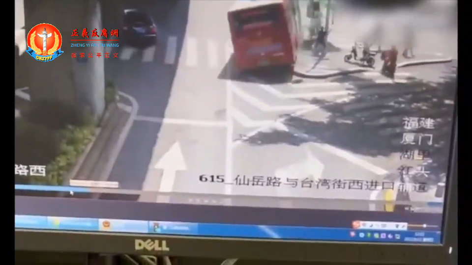 2022年8月12日,厦门一公交车撞向交通信号灯杆。.png 2022年8月12日,厦门一公交车撞向交通信号灯杆。.png