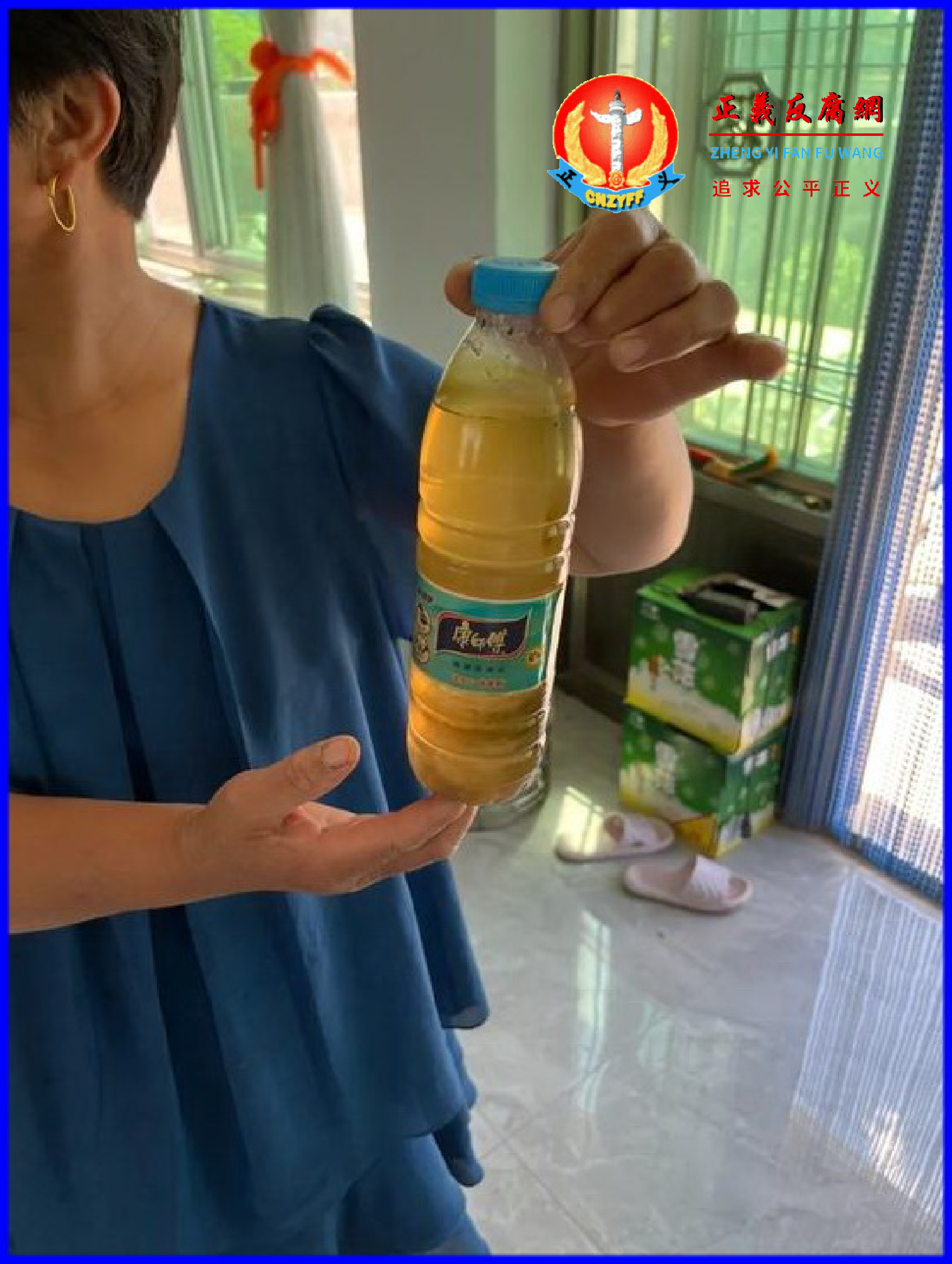 团山子村村民展示南票区方隆浮选剂厂污染证据。.png 团山子村村民展示南票区方隆浮选剂厂污染证据。.png