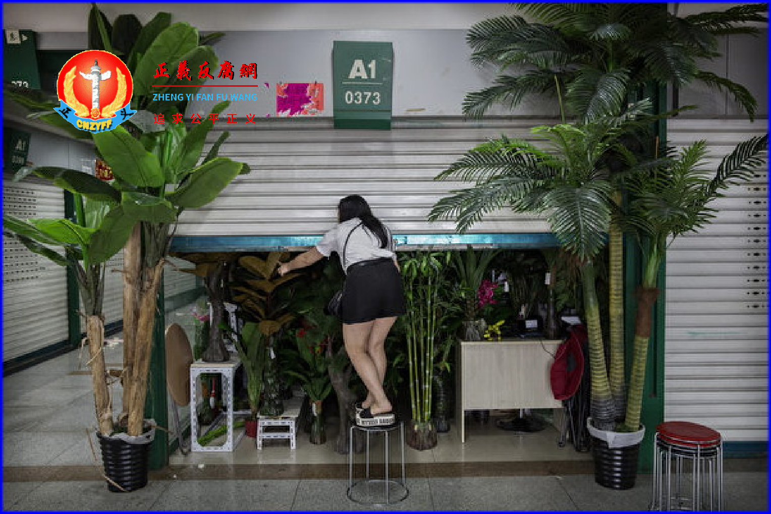 自8月6日起,浙江省启动C级的限电措施。义乌、温州等地的一些工厂被要求在一周内只工作3天,当地经济受到影响。图为2022年7月28日义乌国际商贸城的摊主正在关门。.png 自8月6日起,浙江省启动C级的限电措施。义乌、温州等地的一些工厂被要求在一周内只工作3天,当地经济受到影响。图为2022年7月28日义乌国际商贸城的摊主正在关门。.png