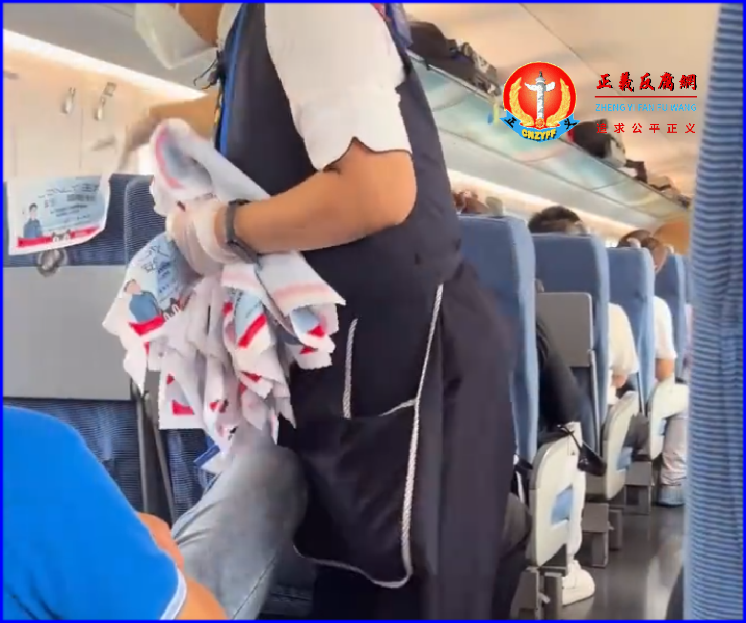 在某班次高铁上,所有座椅上的广告统统被乘务员摘掉。.png 在某班次高铁上,所有座椅上的广告统统被乘务员摘掉。.png