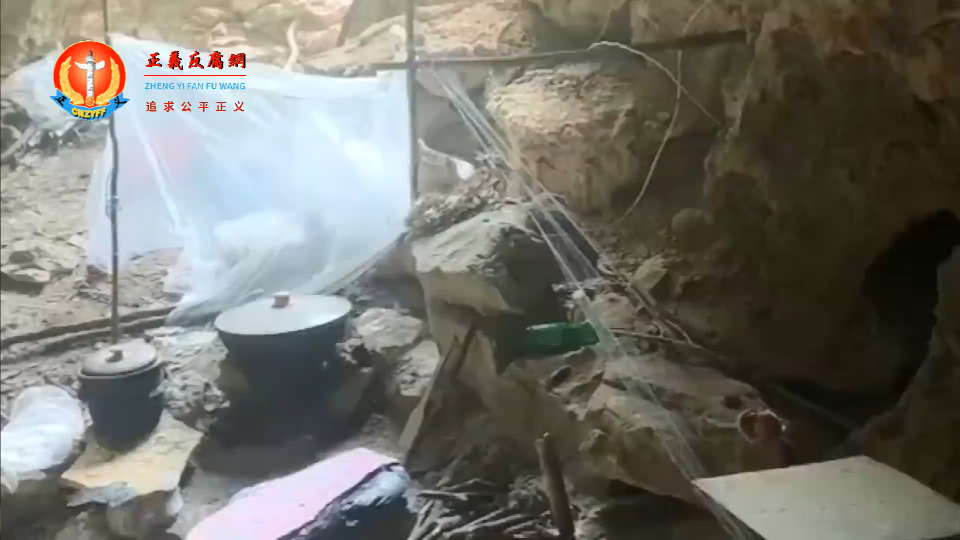 四川泸州叙永县分水镇一座高山的绝壁山洞内发现有神秘人员在生活,洞内有两块太阳能电路板、一个锅、一张简易床铺、一件悬挂的衬衣、一堆猕猴桃等物品。.png 四川泸州叙永县分水镇一座高山的绝壁山洞内发现有神秘人员在生活,洞内有两块太阳能电路板、一个锅、一张简易床铺、一件悬挂的衬衣、一堆猕猴桃等物品。.png