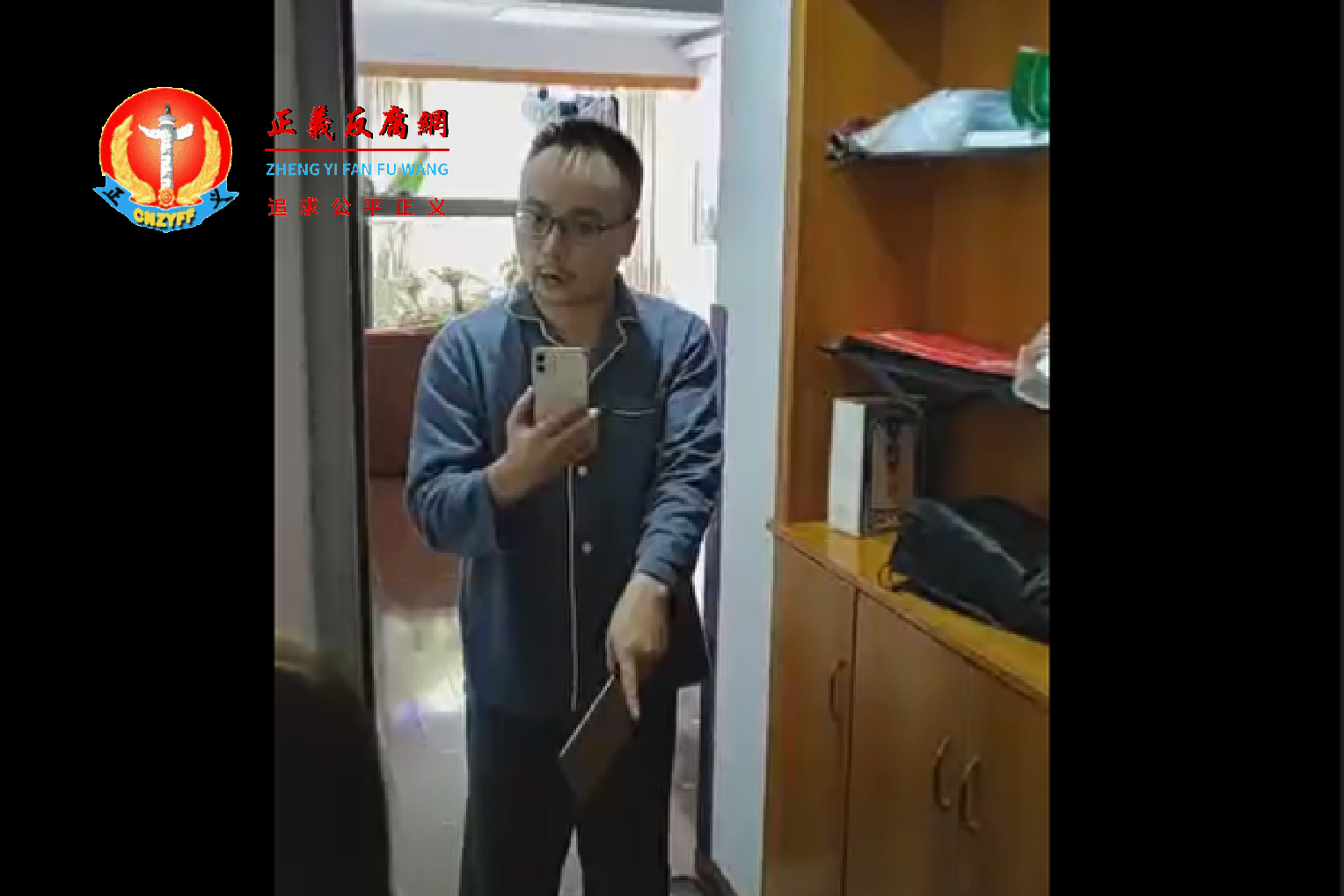 视频显示,这名手持菜刀的男子正与找上门来的社区人员和警察对话,而根据视频里的对话,他之所以提着菜刀,是怕上门人员试图冲进他的屋内。.png 视频显示,这名手持菜刀的男子正与找上门来的社区人员和警察对话,而根据视频里的对话,他之所以提着菜刀,是怕上门人员试图冲进他的屋内。.png