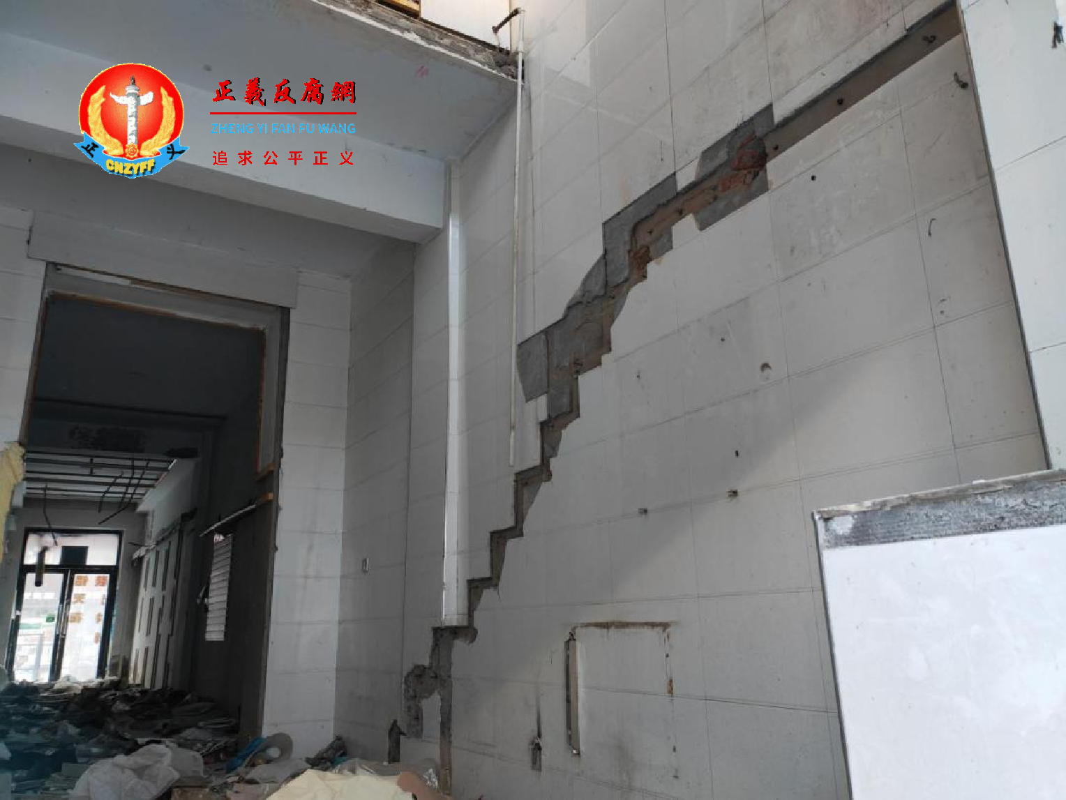 和谐家园小区一楼墙体出现裂缝。.png 和谐家园小区一楼墙体出现裂缝。.png