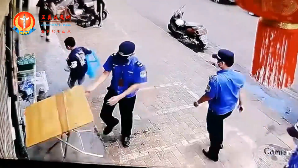 2023年2月11日,海南三亚吉阳区一男孩在店铺门口写作业,城管直接收走桌子。.png 2023年2月11日,海南三亚吉阳区一男孩在店铺门口写作业,城管直接收走桌子。.png