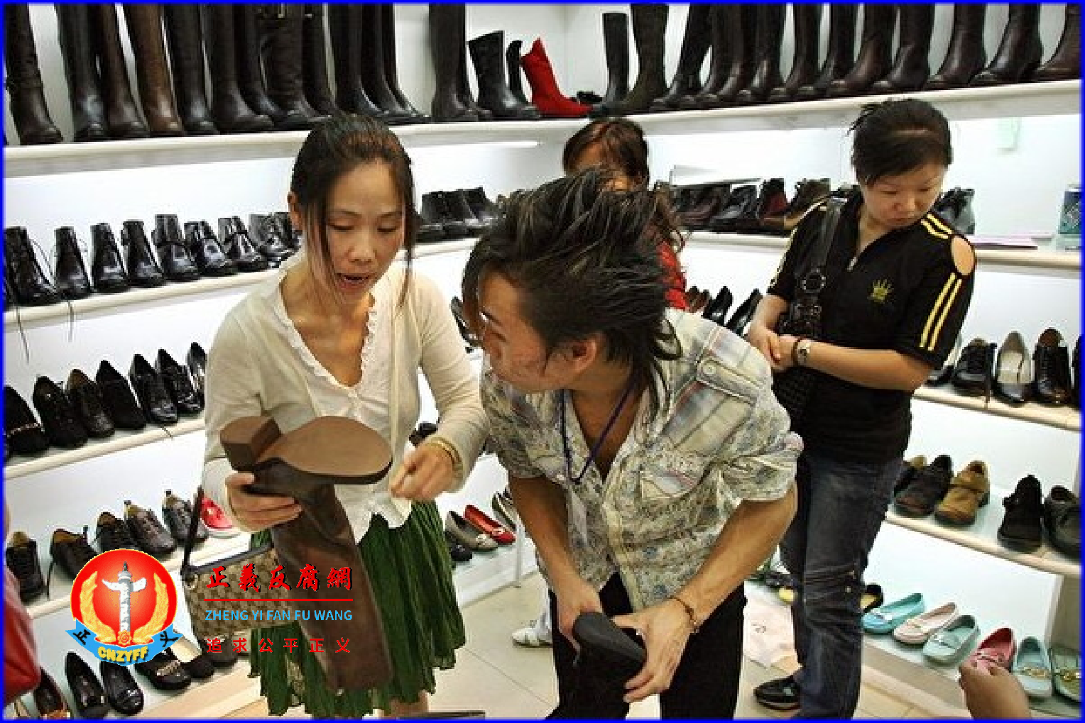 红蜻蜓暴露出渠道问题是在2020年疫情以后。到2021年,直营门店下降到261家。图为某大城市的红蜻蜓集团加盟店。.png 红蜻蜓暴露出渠道问题是在2020年疫情以后。到2021年,直营门店下降到261家。图为某大城市的红蜻蜓集团加盟店。.png