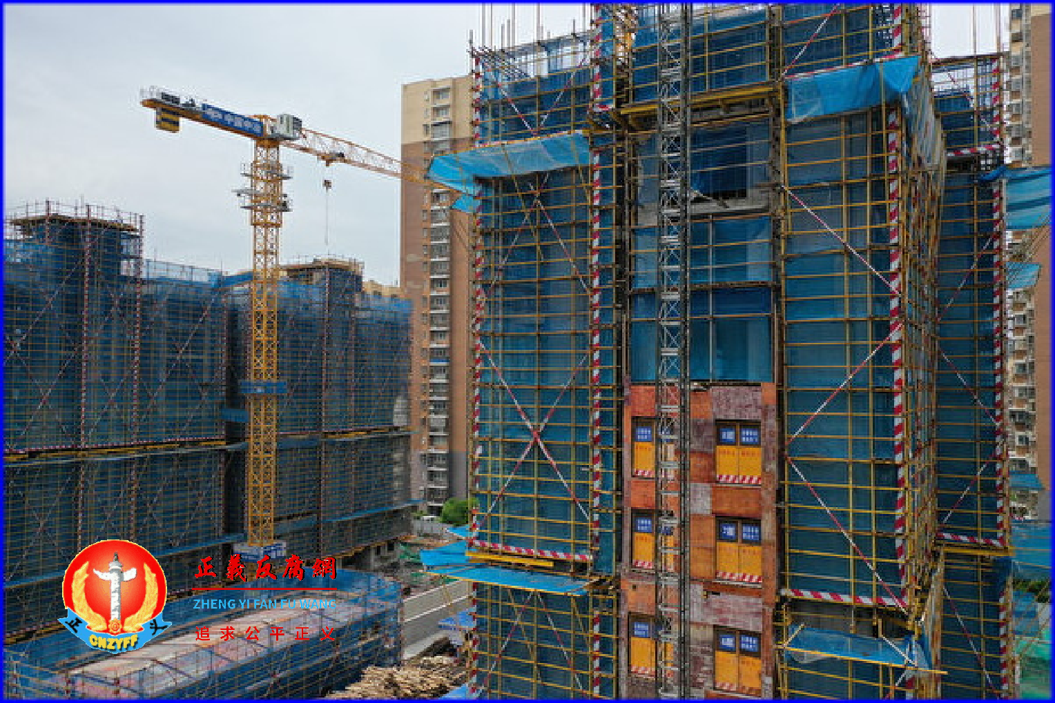 从2022年底至今,“提前还贷潮”已经愈演愈烈。专家表示,新房与存量房的利率差是引起提前还贷潮的根本原因。图为2022年4月15日南京市正在建设的商品房社区。.png 从2022年底至今,“提前还贷潮”已经愈演愈烈。专家表示,新房与存量房的利率差是引起提前还贷潮的根本原因。图为2022年4月15日南京市正在建设的商品房社区。.png