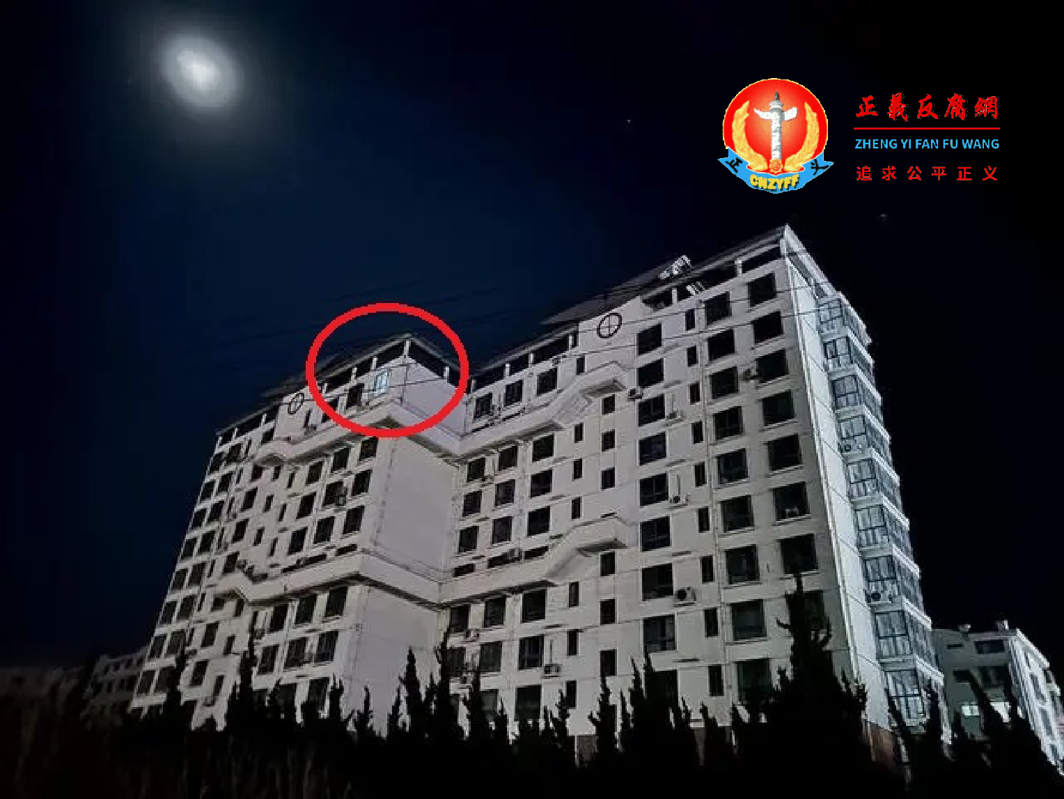 2月4日晚上7点30分,银滩一栋“一线”楼房,仅有1家亮灯。.png 2月4日晚上7点30分,银滩一栋“一线”楼房,仅有1家亮灯。.png