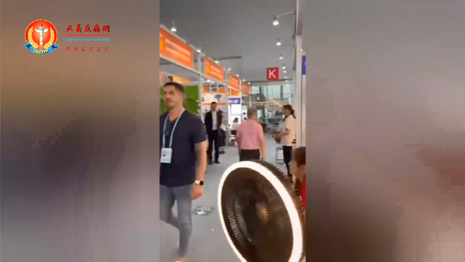 广州广交会官方造假大门口人山人海排队展厅里没人.png 广州广交会官方造假大门口人山人海排队展厅里没人.png