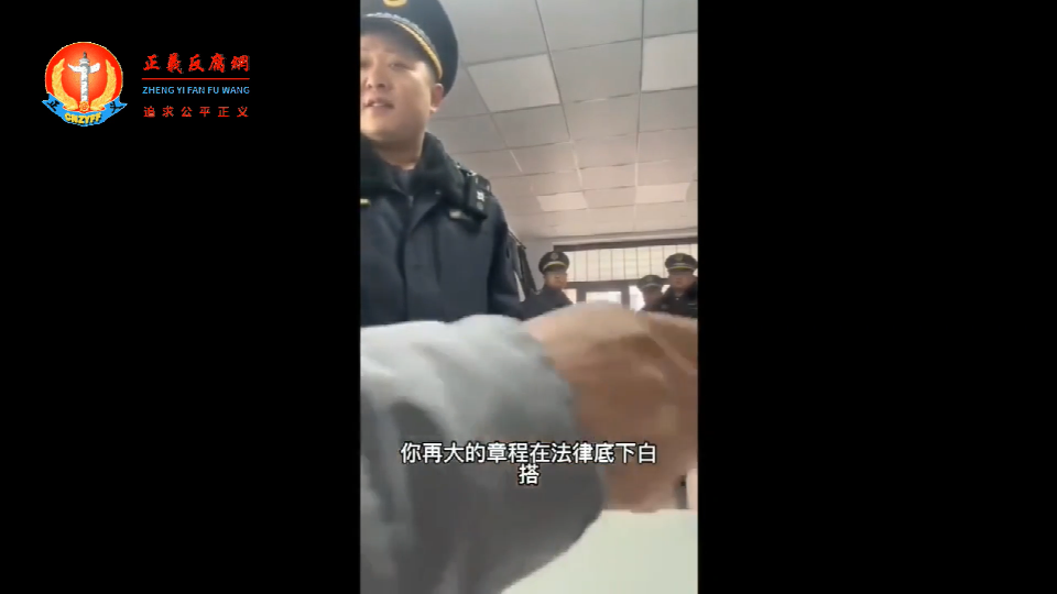 河北省邢台市城市管理综合行政执法局(城管)人员近日以“近期检查”为由要求涉事裁缝铺店主摘除店内悬挂的广告,进而导致店主不满。.png 河北省邢台市城市管理综合行政执法局(城管)人员近日以“近期检查”为由要求涉事裁缝铺店主摘除店内悬挂的广告,进而导致店主不满。.png