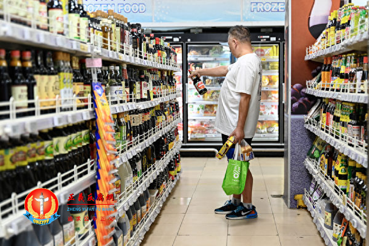 大型传统超市人人乐连续三年陷入巨亏,全国不少超市巨头现关店潮。图为2023年8月13日,一名男子在北京超市挑选商品。.png 大型传统超市人人乐连续三年陷入巨亏,全国不少超市巨头现关店潮。图为2023年8月13日,一名男子在北京超市挑选商品。.png