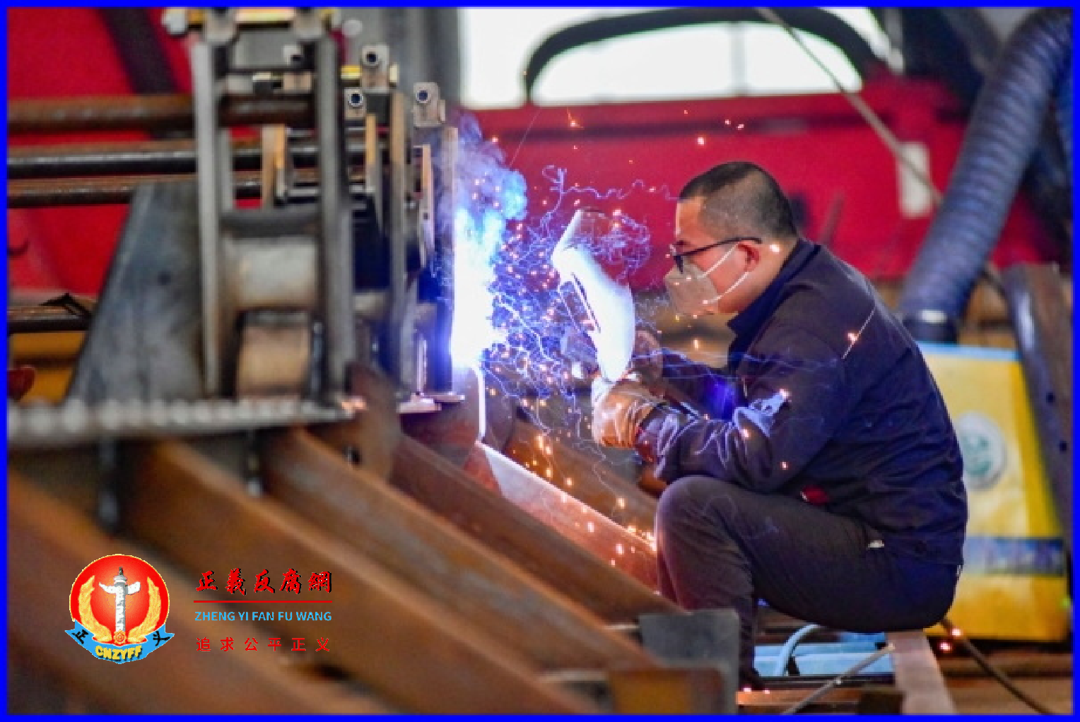 2024年11月15日,山东省一家工厂,一名工人正在生产线上工作。.png 2024年11月15日,山东省一家工厂,一名工人正在生产线上工作。.png